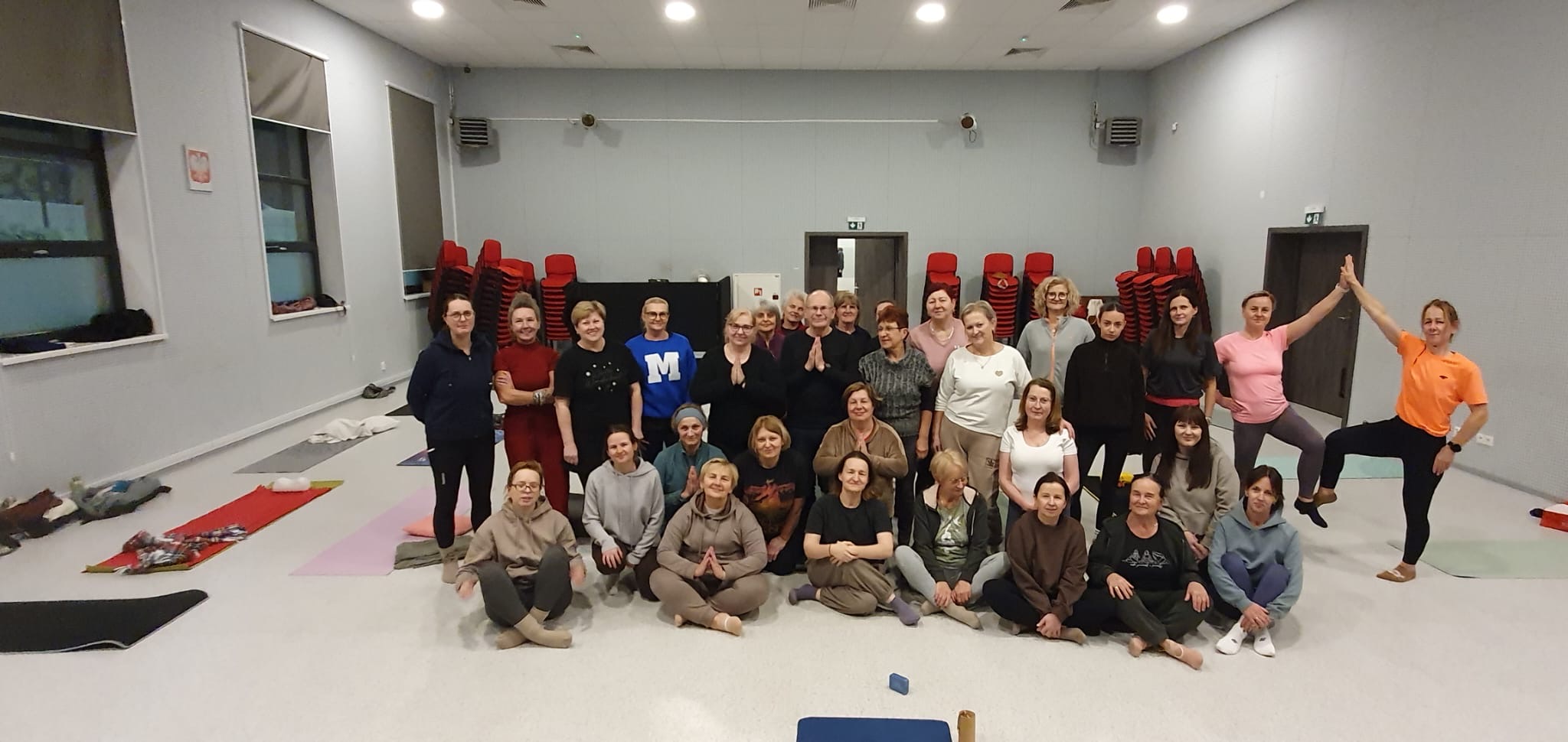 Grupa uczestników zajęć jogi dla początkujących podczas wspólnej praktyki w sali – joga stacjonarna w Iławie, Zalewie, Suszu, Lubawie, zajęcia jogi dla dorosłych