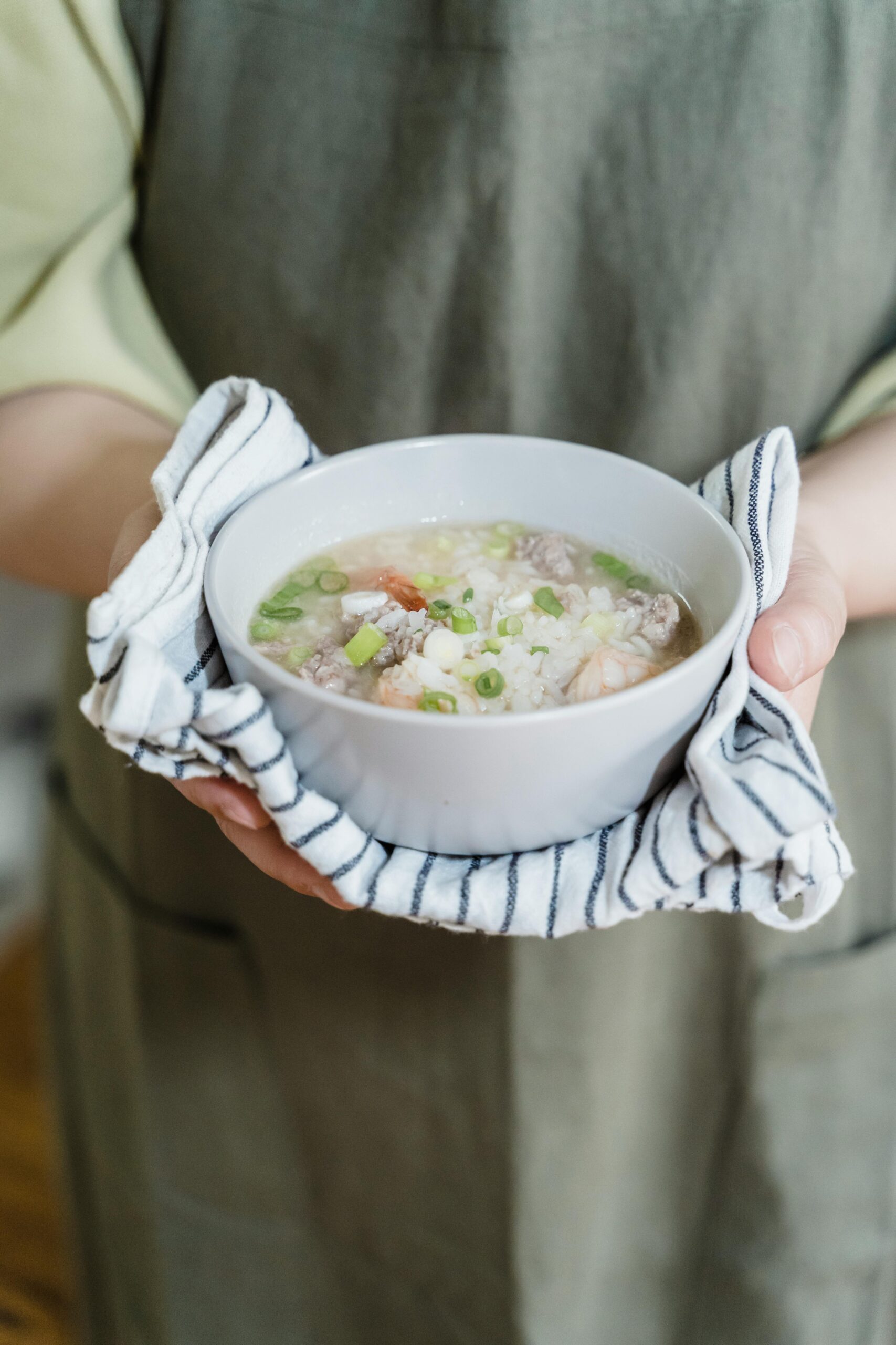 Ciepły zimowy posiłek zgodny z Tradycyjną Medycyną Chińską – miska zupy lub owsianki z przyprawami rozgrzewającymi, symbolizująca wspieranie ognia trawiennego i odporności zimą.