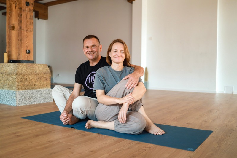 Plakat zapraszający na warsztaty jogi "Ciało Umysł Emocje" w Dobry Zaczyn Młyn Tomaryny, odbywające się 12-14 czerwca 2026. Na grafice uśmiechnięci instruktorzy